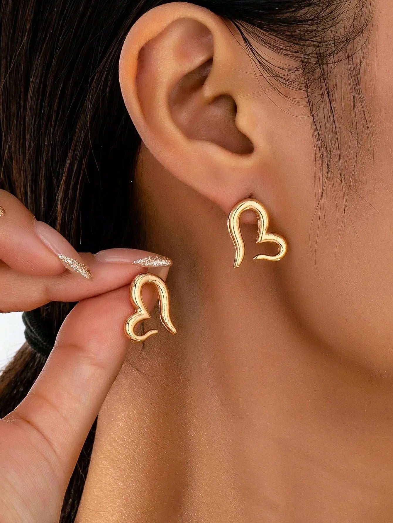 Shein - 1 Pair Minimalist Hollow Heart Stud Earrings, Asymmetrical