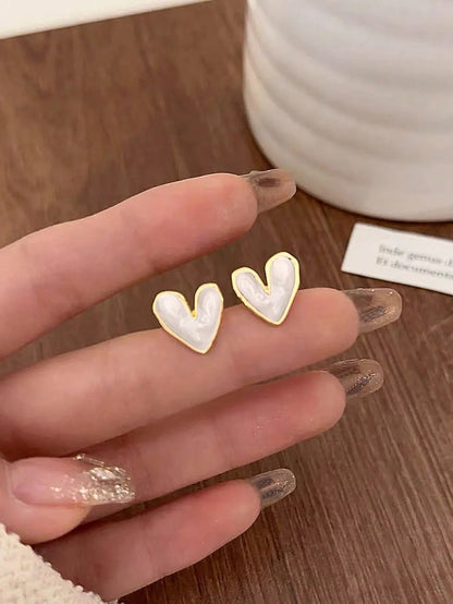 Shein - 1 Pair Vintage Asymmetrical Minimalist Heart-Shaped Stud Earrings - White