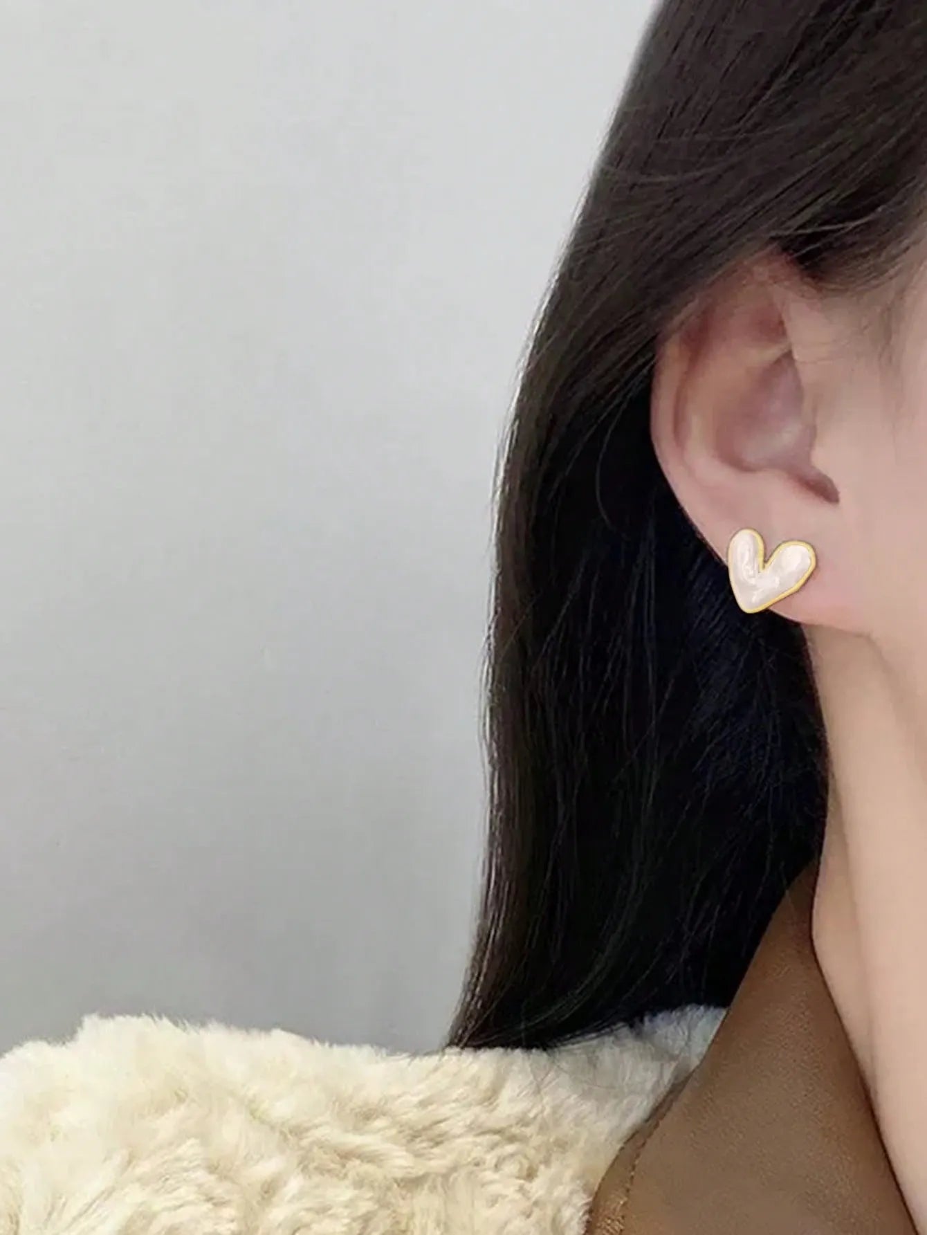 Shein - 1 Pair Vintage Asymmetrical Minimalist Heart-Shaped Stud Earrings - White